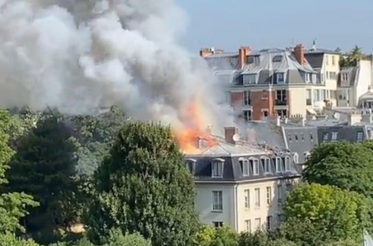 У центрі Парижа 20.07.2021 пожежа біля резиденції прем'єра: відео