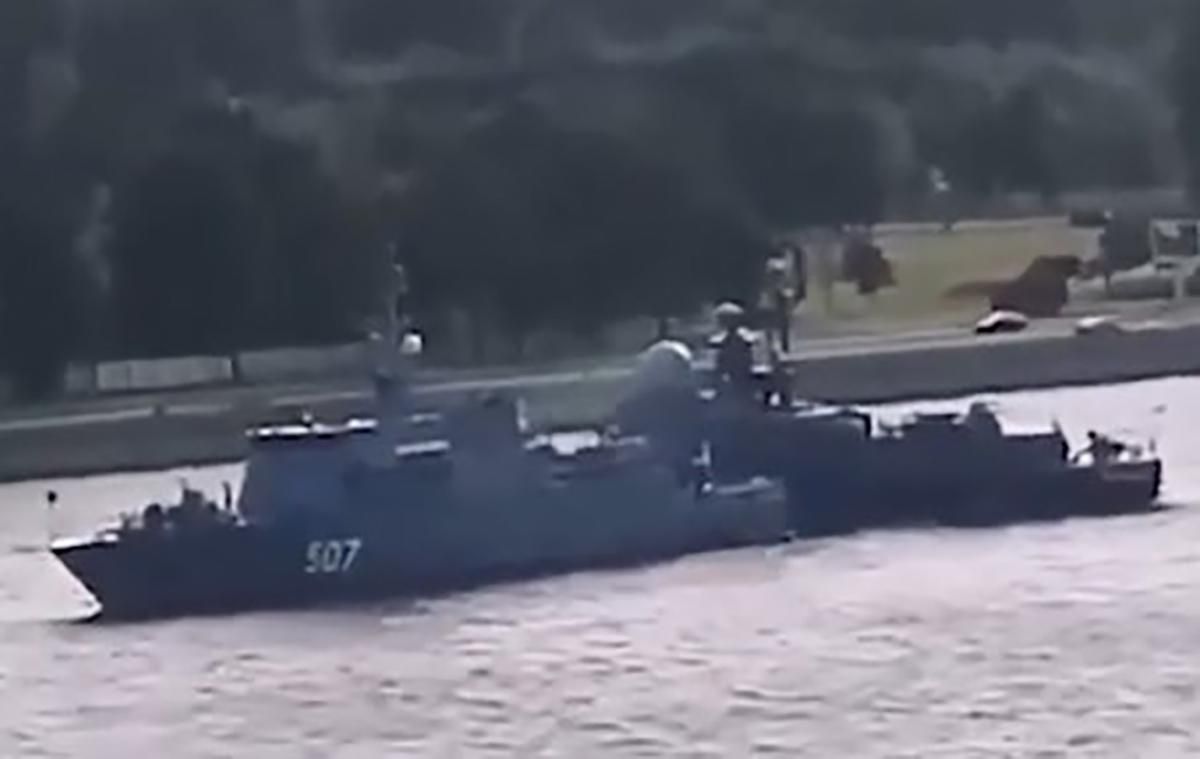 Під час репетиції параду в Росії зіткнулися військові кораблі: відео