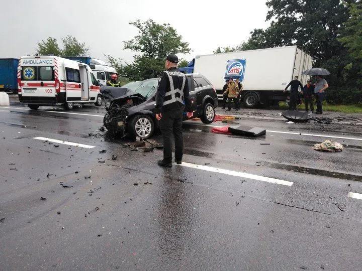 Одна людина загинула, 4 – травмувались: на Львівщині трапилась моторошна у лобова ДТП – фото