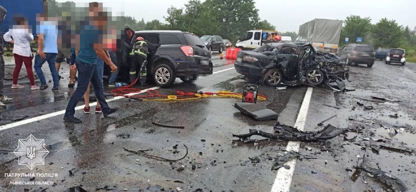 Погибли женщина и маленький мальчик: на трассе Киев - Чоп 20 июля 2021 произошло жуткое ДТП - фото Погибли женщина и маленький мальчик: на трассе Киев - Чоп 20 июля 2021 произошло жуткое ДТП - фото
