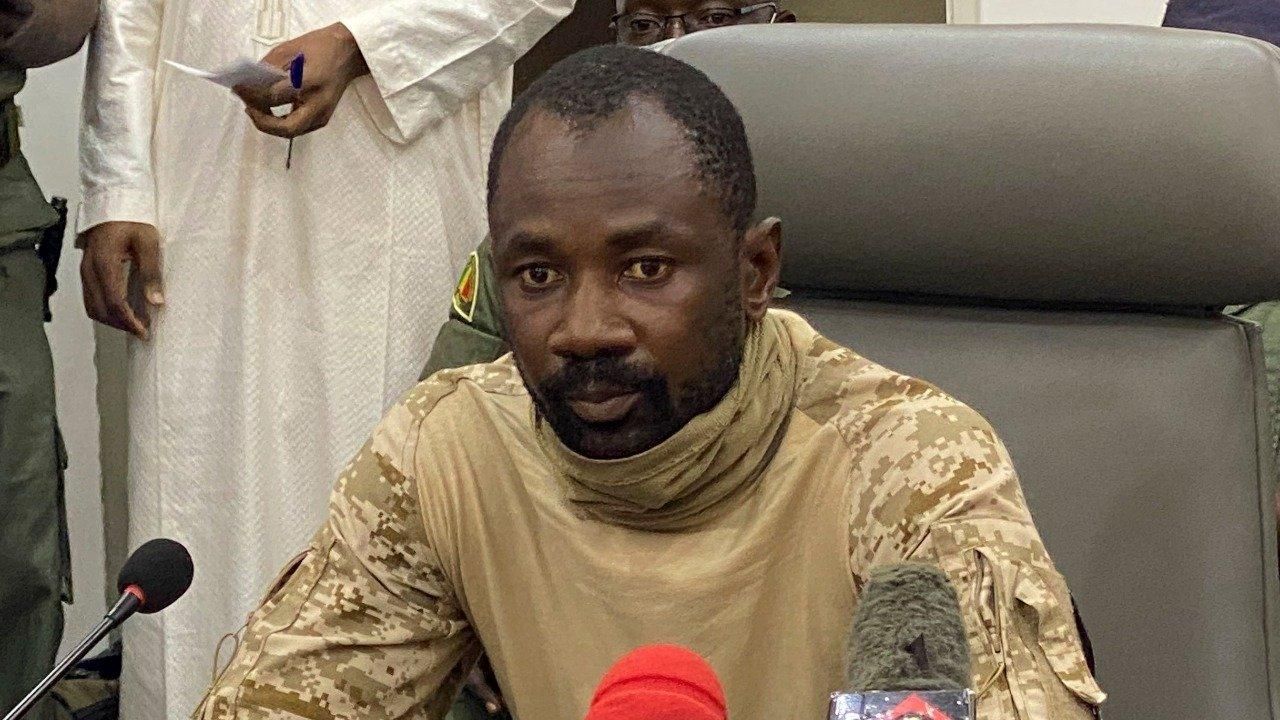 На президента Мали напали с ножом во время молитвы в мечети На президента Мали напали с ножом во время молитвы в мечети