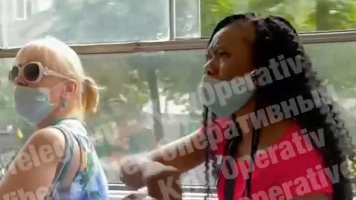 У Києві з трамвая вигнали іноземку: вдавала, що не розуміє мову