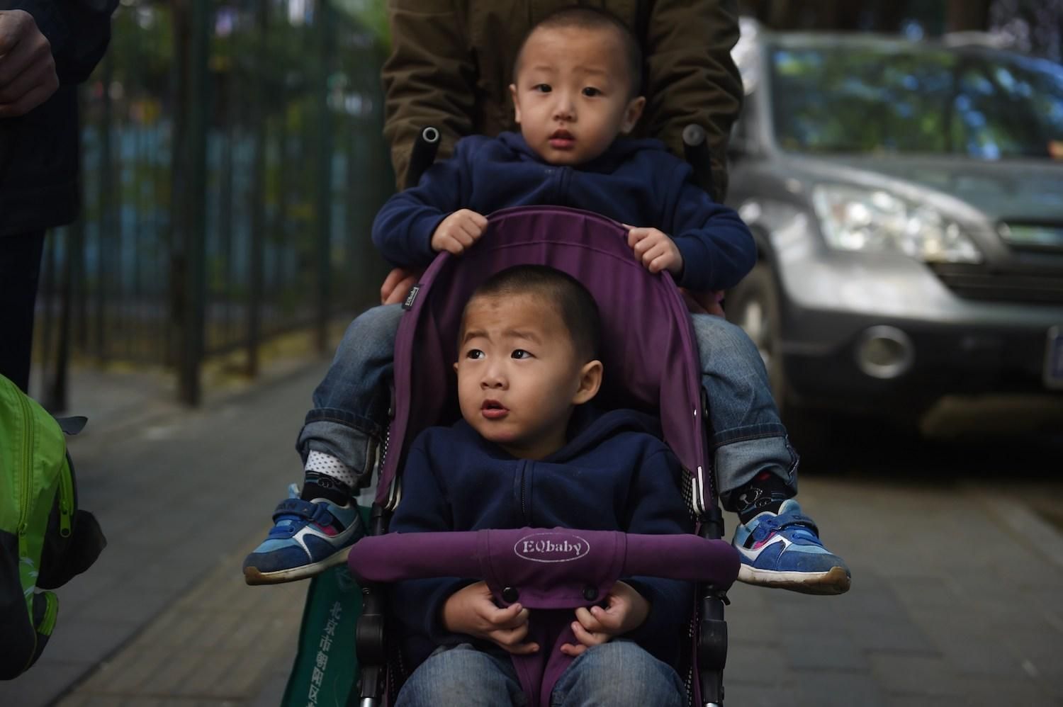 Китай отменил штрафы за третьего ребенка в семье: детали