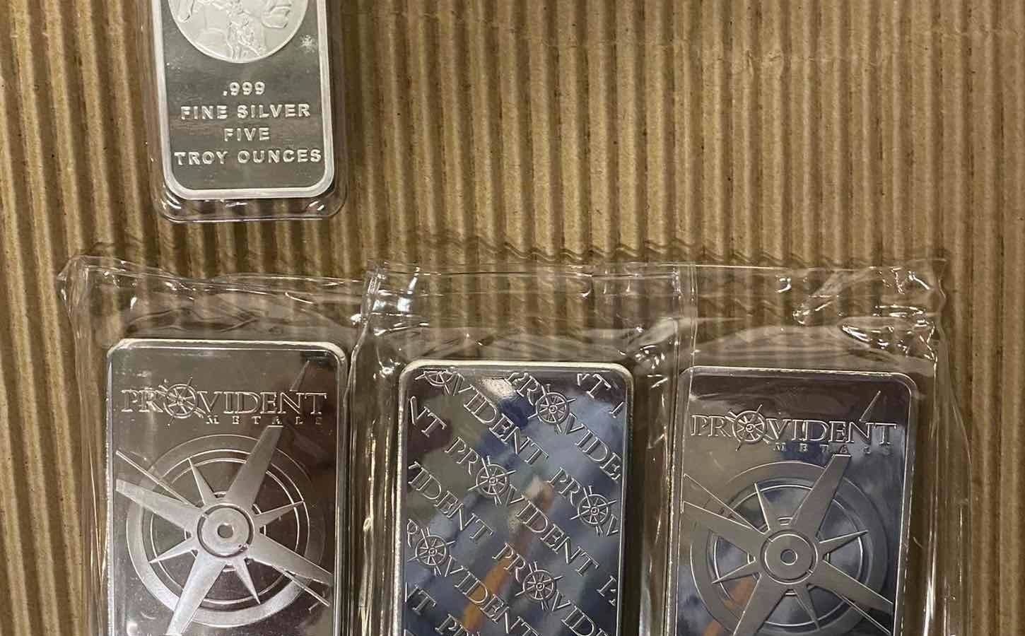 Неожиданная находка: львовские таможенники обнаружили в одежде серебряные слитки - фото Неожиданная находка: львовские таможенники обнаружили в одежде серебряные слитки - фото