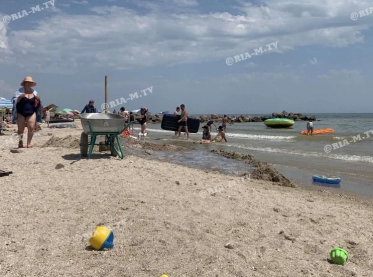 В Кирилловке туристка провалилась в яму с медузами на пляже