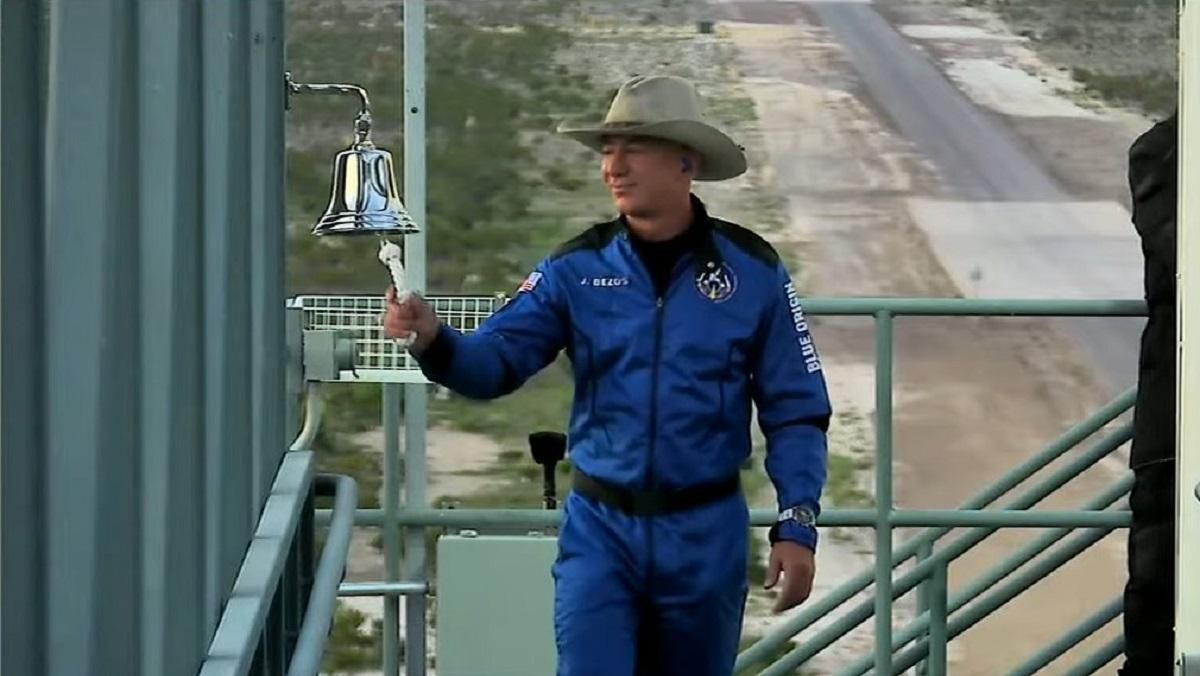 Безудержные эмоции и обливание шампанским: как экипаж New Shepard отреагировал на полет Безудержные эмоции и обливание шампанским: как экипаж New Shepard отреагировал на полет