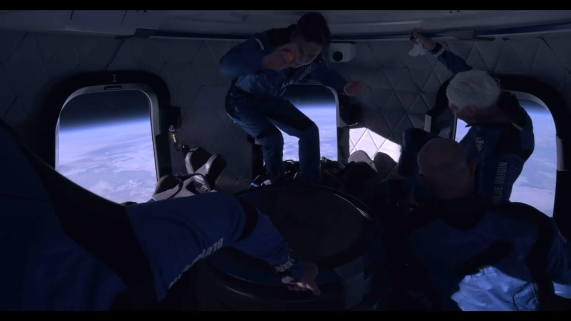 Джефф Безос опубликовал видео из капсулы во время полета в космос