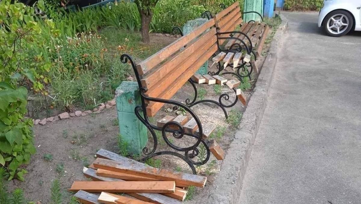 ЖЭК просит полицию наказать бабушку, которая спилила скамейку во дворе ЖЭК просит полицию наказать бабушку, которая спилила скамейку во дворе