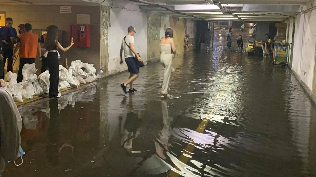 Київ знову накрила злива, затопило Позняки