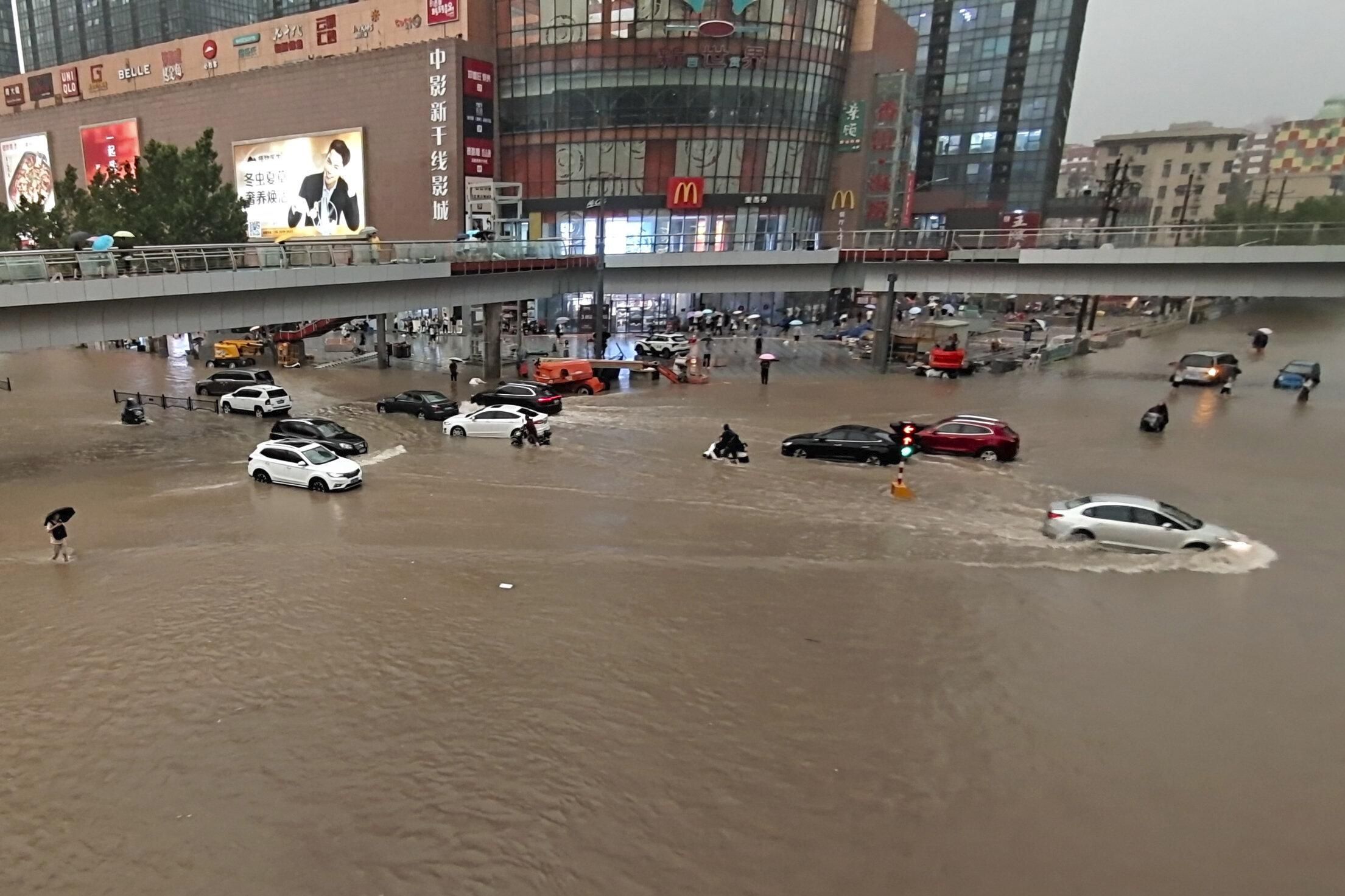 Злива 20 липня 2021 затопила китайський Чженчжоу: фото, відео