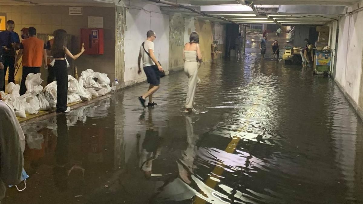 Киев снова накрыл ливень, затопило Позняки