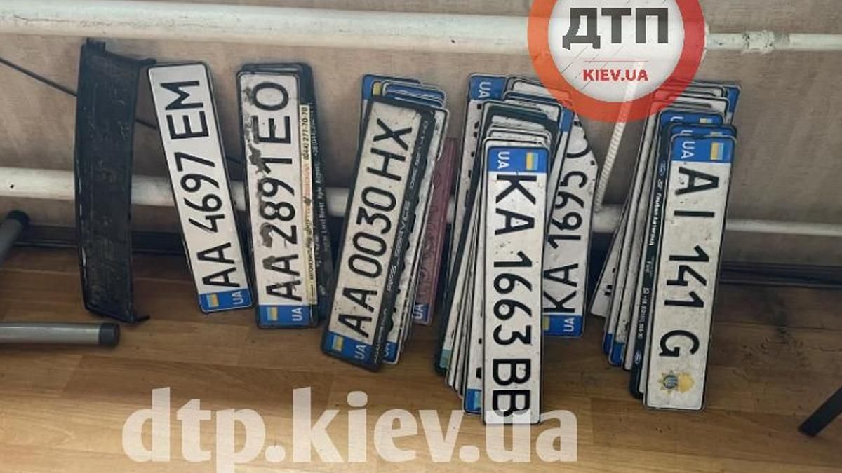 У Києві після негоди назбирали номерні знаки автівок
