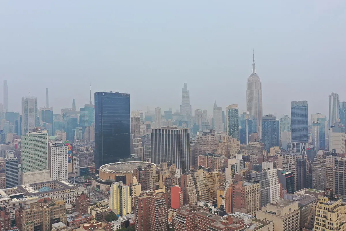 Нью-Йорк затягує димом Нью-Йорк затягує димом