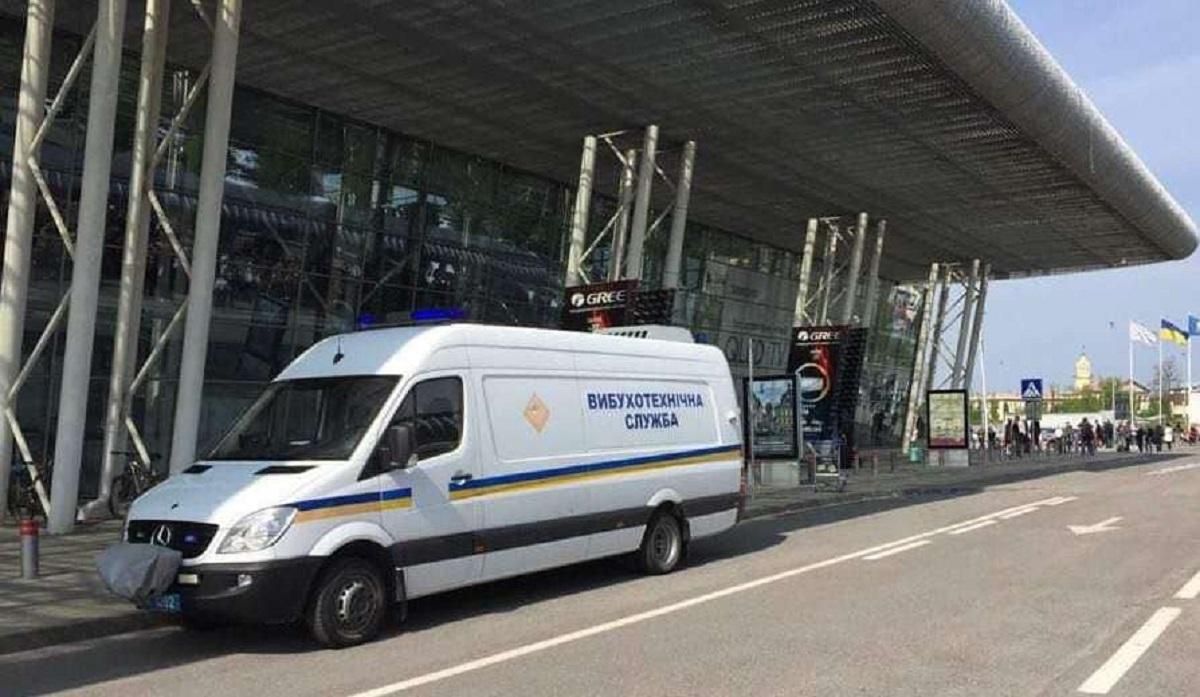 В аеропорту Львів шукають вибухівку: пасажирів та працівників евакуювали – фото В аеропорту Львів шукають вибухівку: пасажирів та працівників евакуювали – фото