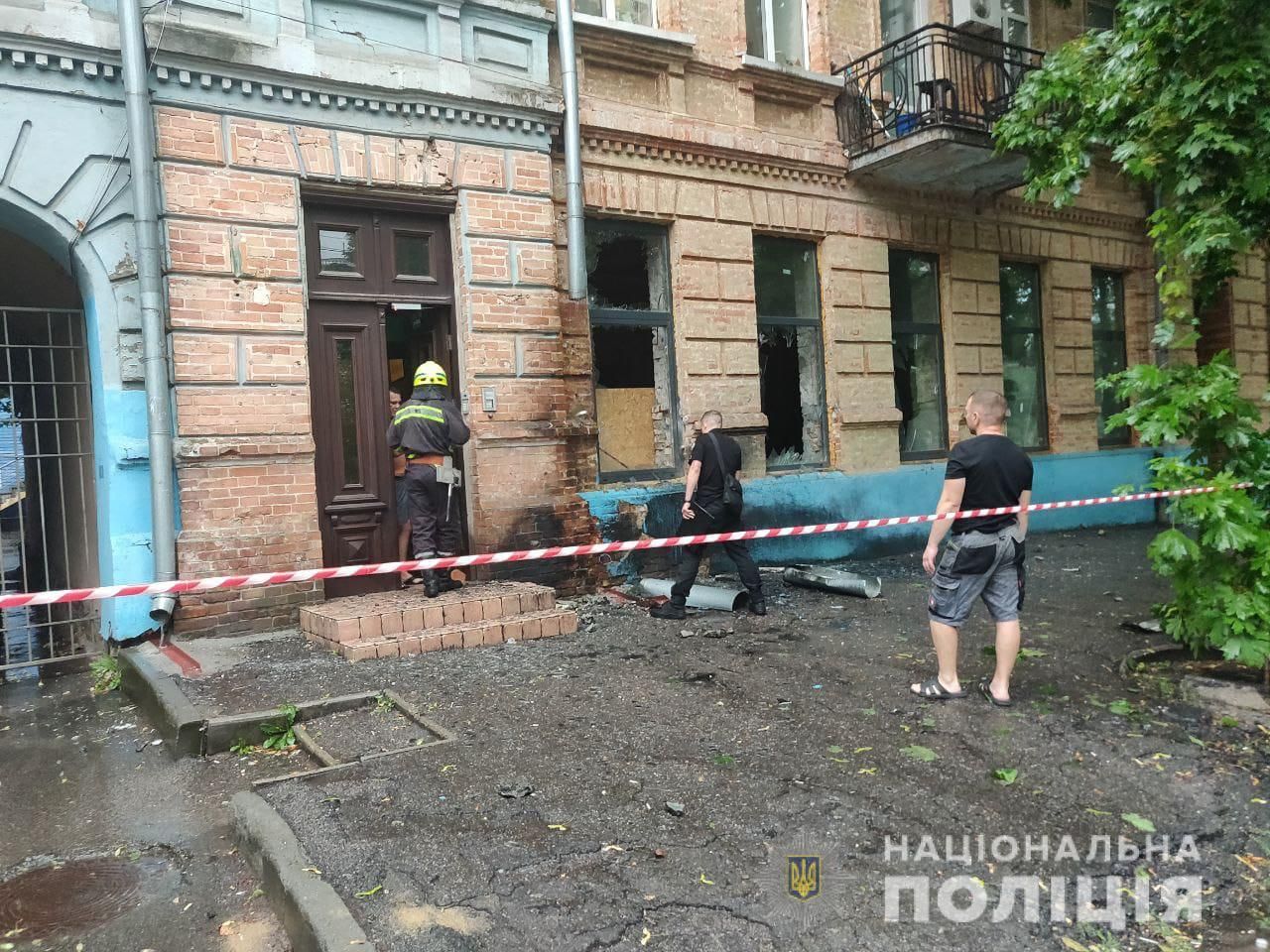  Бомбу встановили на магніт: у центра Дніпрі в будинку стався вибух – фото