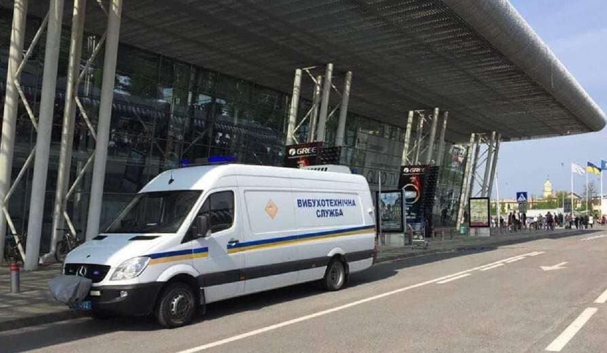 В аэропорту Львов ищут взрывчатку: пассажиров и работников эвакуируют - фото