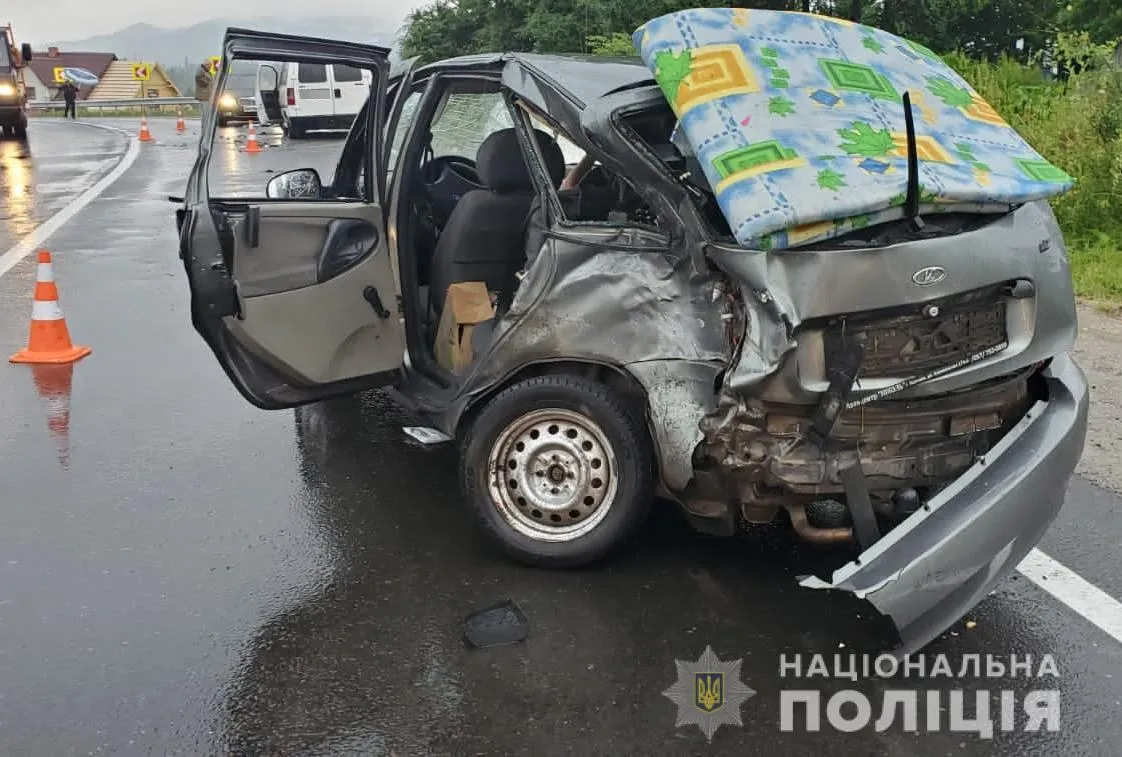 На трасі Київ – Чоп лоб у лоб зіштовхнулись Fiat та Лада: постраждали 3 людини, серед яких діти