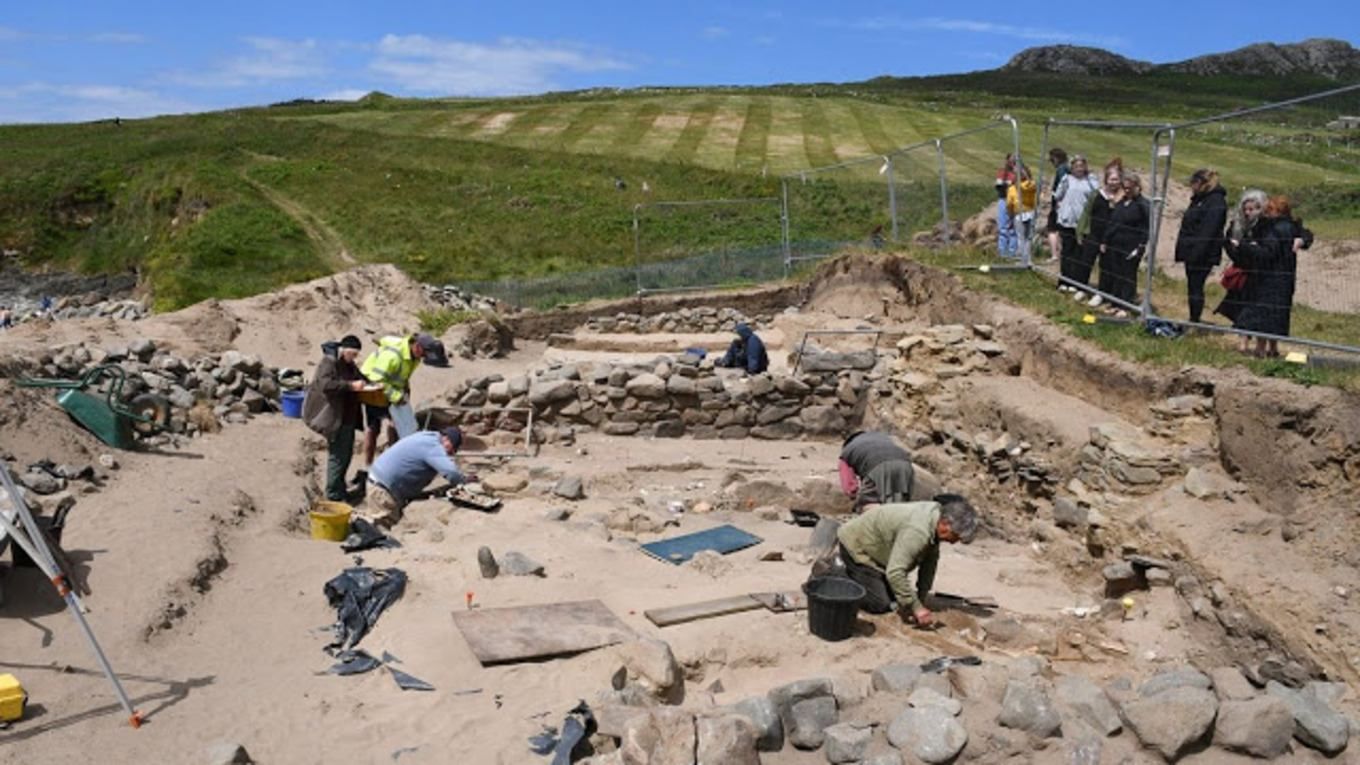 На побережье в Уэльсе нашли сотни скелетов