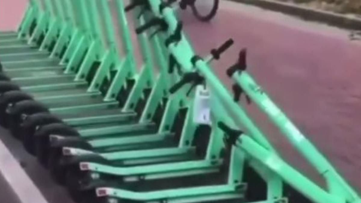 У Києві знову знущаються з електросамокатів: повалили немов доміно У Києві знову знущаються з електросамокатів: повалили немов доміно