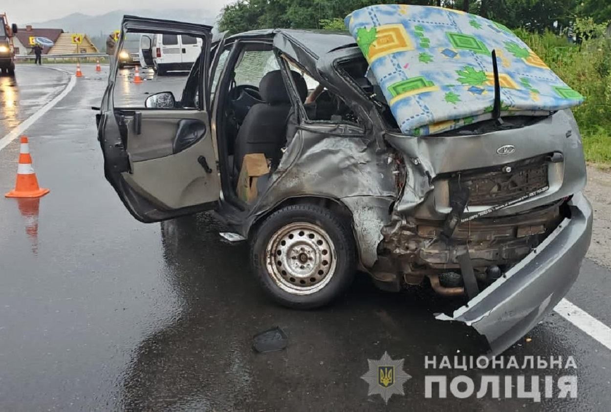 Вылетел на встречку: в лобовом ДТП на трассе Киев - Чоп пострадали 3 человека, среди которых дети