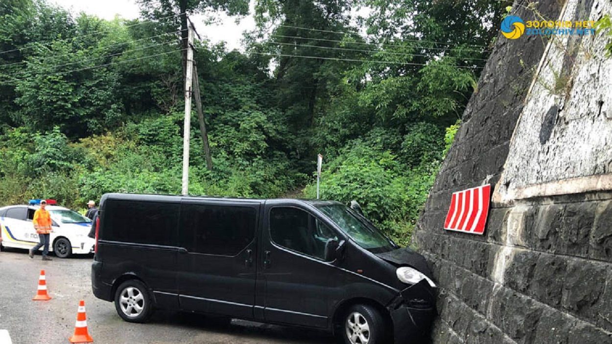 На Львівщині мікроавтобус на швидкості влетів у стіну тунелю: постраждали 4 людини – відео