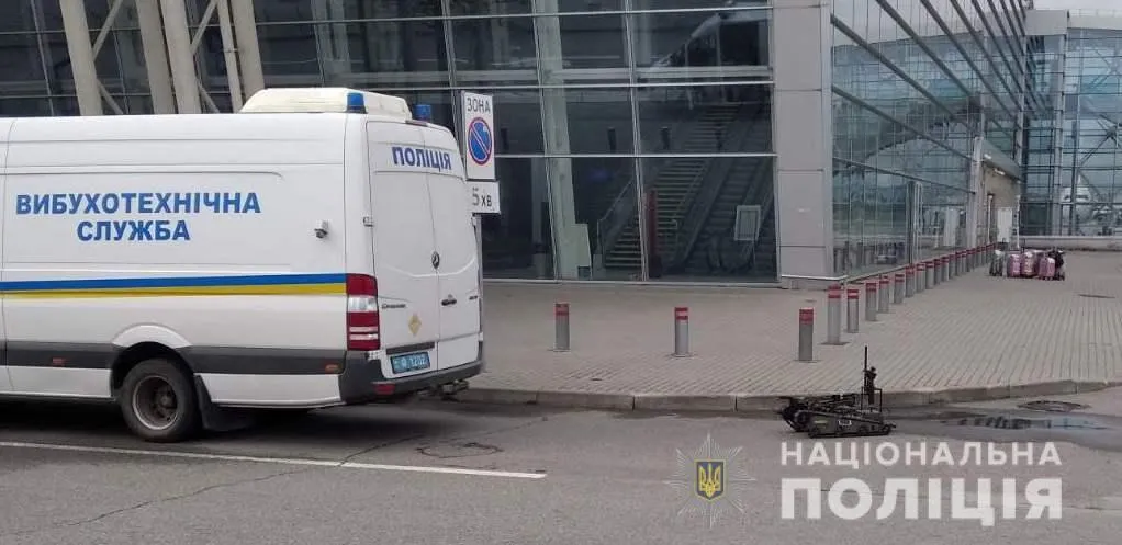 В аеропорту  Львів підірвали підозрілу сумку: у ній був лише ноутбук – фото і відео
