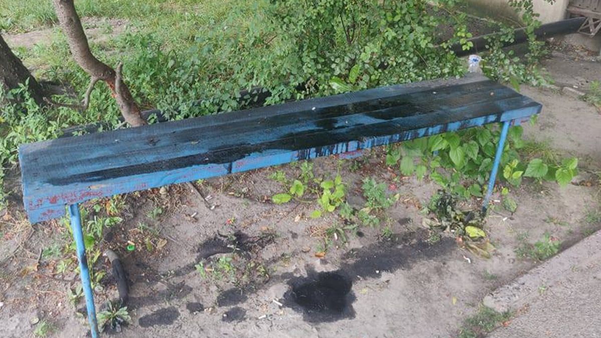 В Броварах тоже испортили лавочку: вместо пилы использовали смазку В Броварах тоже испортили лавочку: вместо пилы использовали смазку