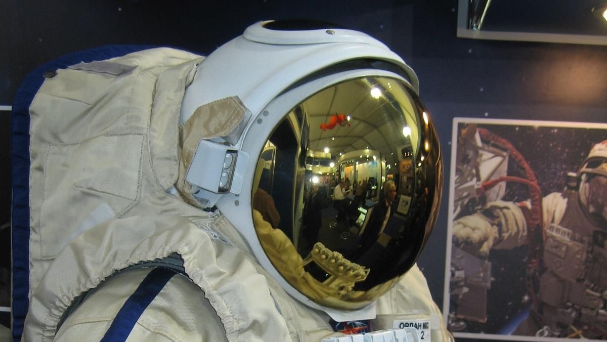 Російські космонавти на МКС можуть залишитися без скафандрів