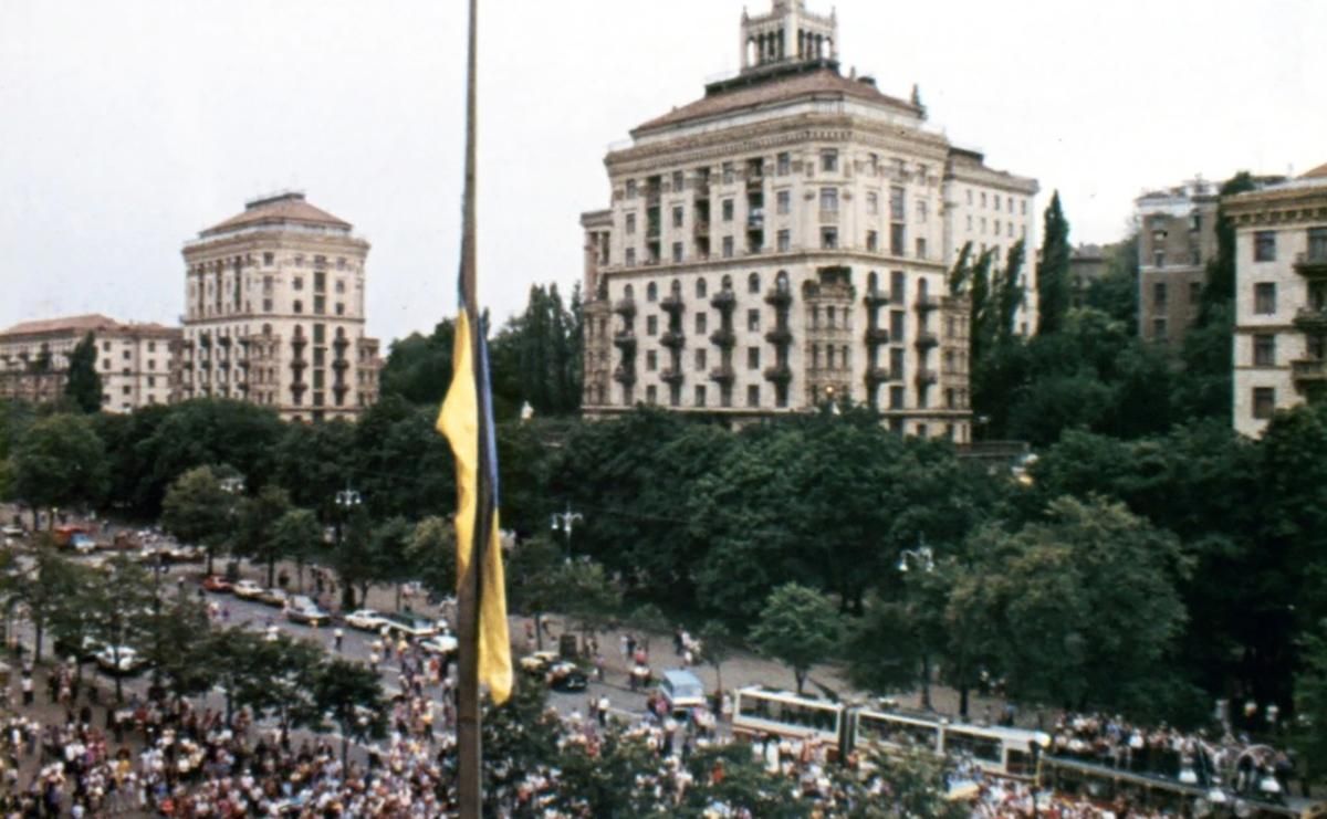 31 год назад в Киеве впервые подняли сине-желтый флаг
