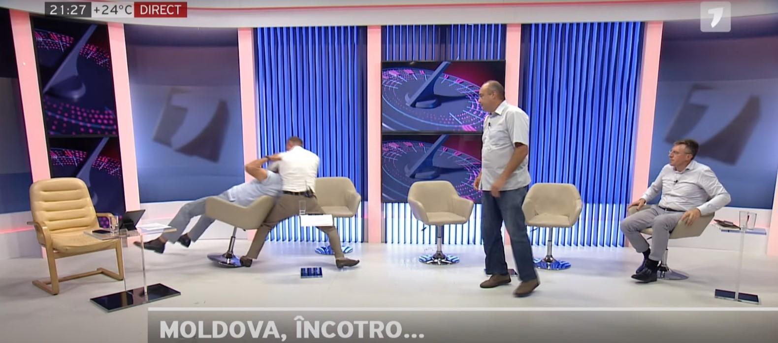 В Молдове политики жестко подрались в прямом эфире: видео В Молдове политики жестко подрались в прямом эфире: видео