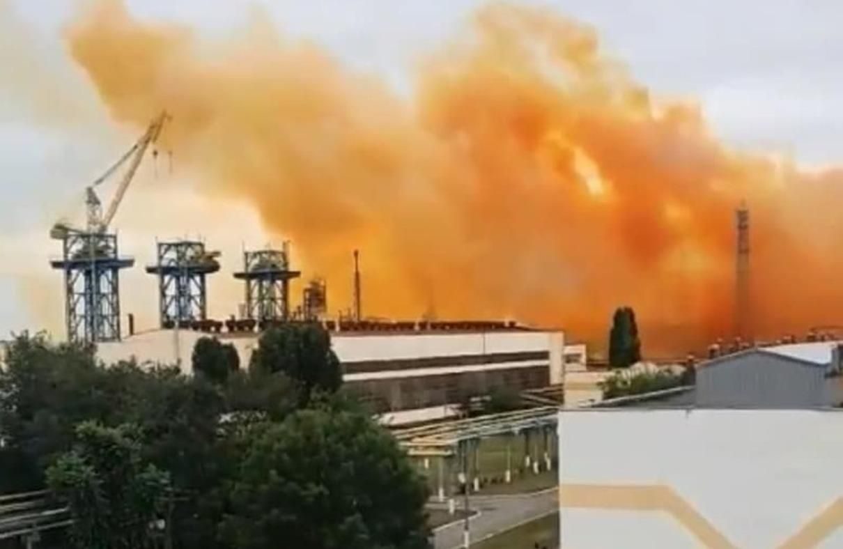 Вибух на Рівнеазоті: синоптики радять уникати дощу Вибух на Рівнеазоті: синоптики радять уникати дощу