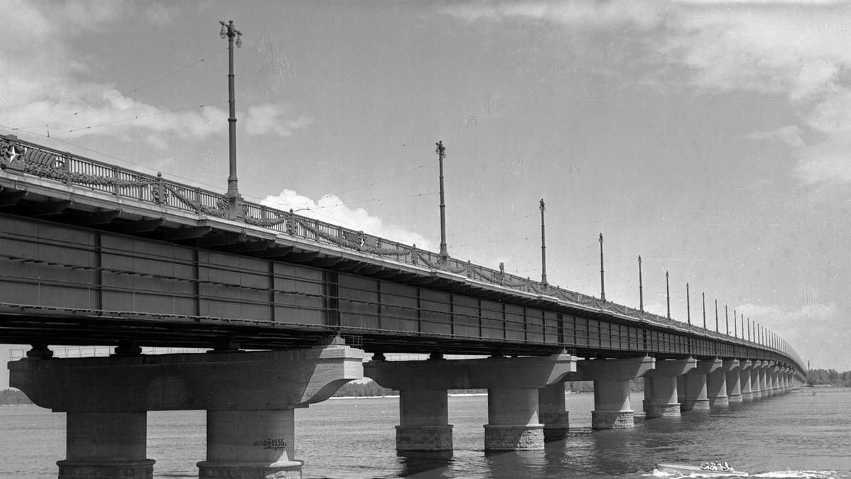 У Києві на мосту Патону знову водоспад: втретє за місяць У Києві на мосту Патону знову водоспад: втретє за місяць