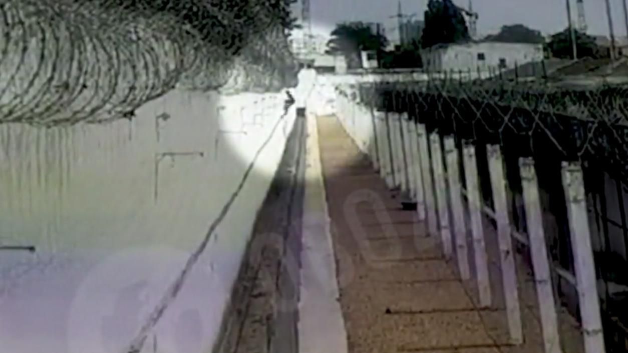 Как человек бежал из СИЗО Одессы: видео - охрана не среагировала Как человек бежал из СИЗО Одессы: видео - охрана не среагировала