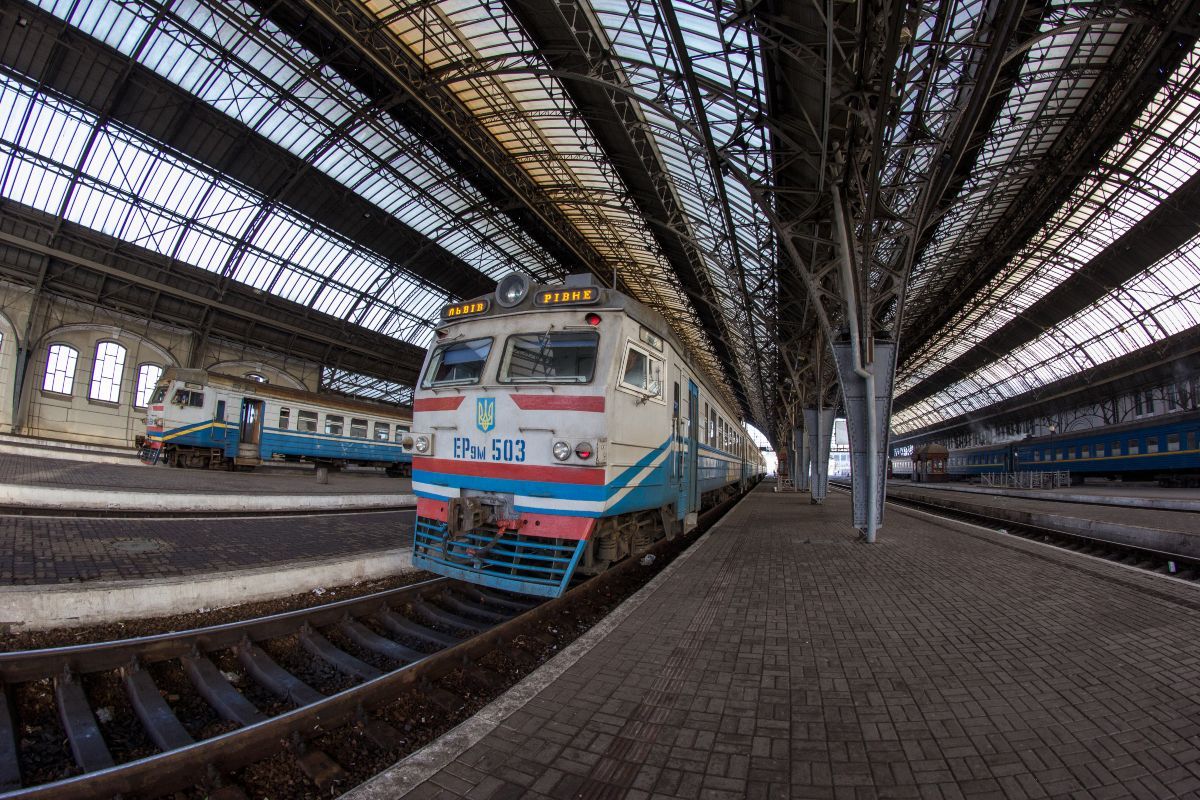 Перечень поездов Укрзализныци, которые задерживаются из-за непогоды