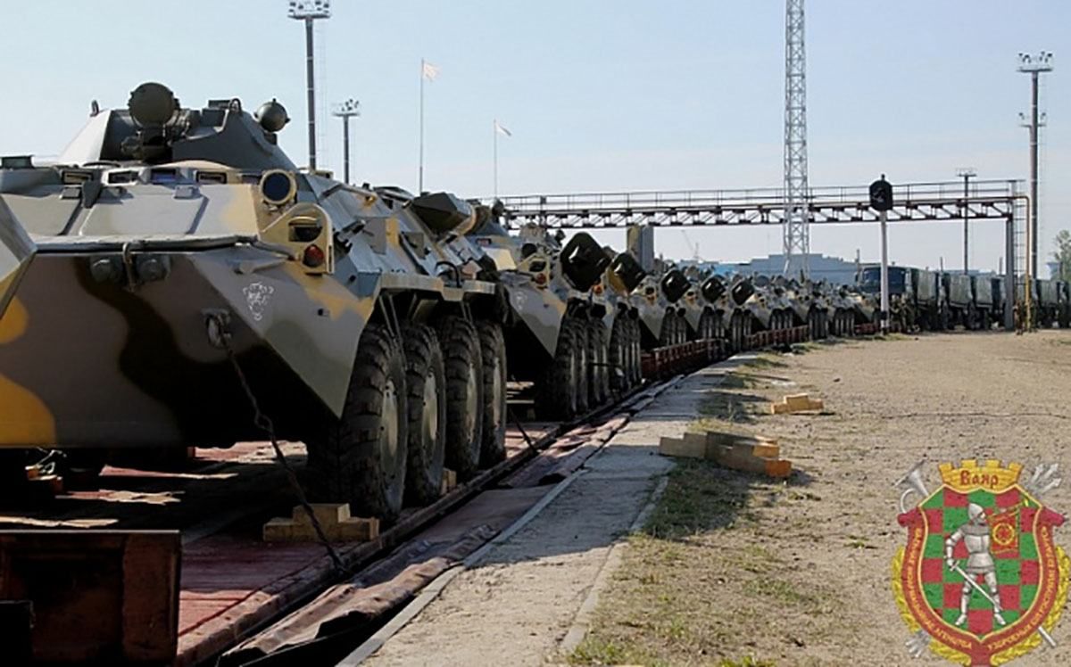 До Білорусі прибувають ешелони російської техніки для навчань