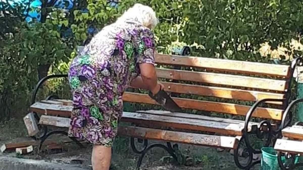 Коммунальщики демонтировали скамейку, спиленную в Киеве пенсионеркой