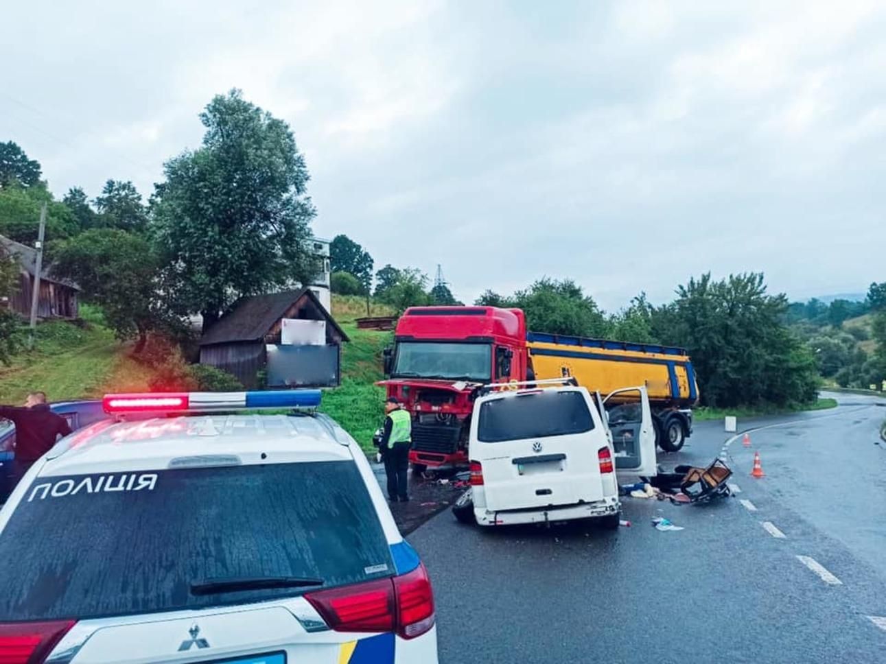На Прикарпатті мікроавтобус потрапив у ДТП: постраждали діти На Прикарпатті мікроавтобус потрапив у ДТП: постраждали діти