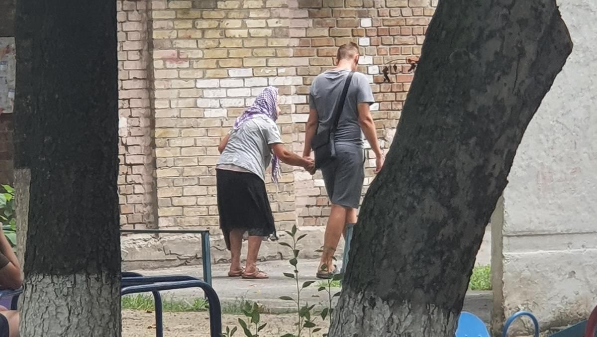 Киевляне жалуются на бабку-аферистку, которая орудует в центре Киевляне жалуются на бабку-аферистку, которая орудует в центре