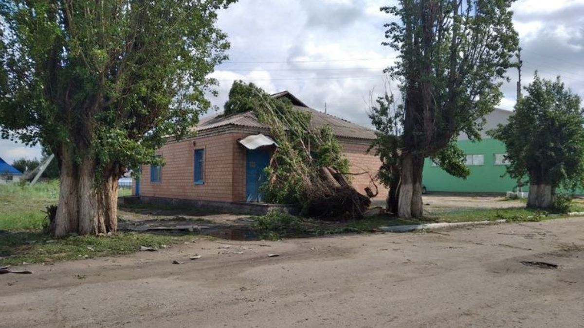 Зірвані дахи та повалена водонапірна вежа: на Луганщині був буревій