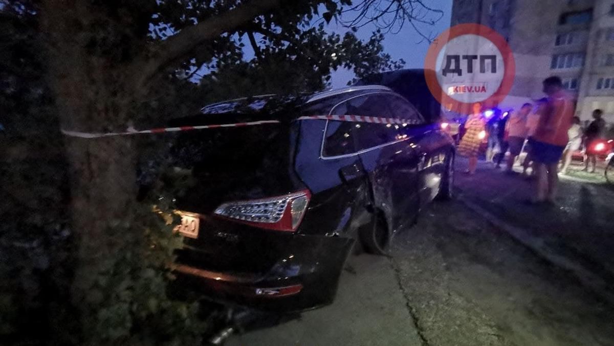 В Киеве на Оболони пьяный водитель Audi сбила столб и влетела в дерево