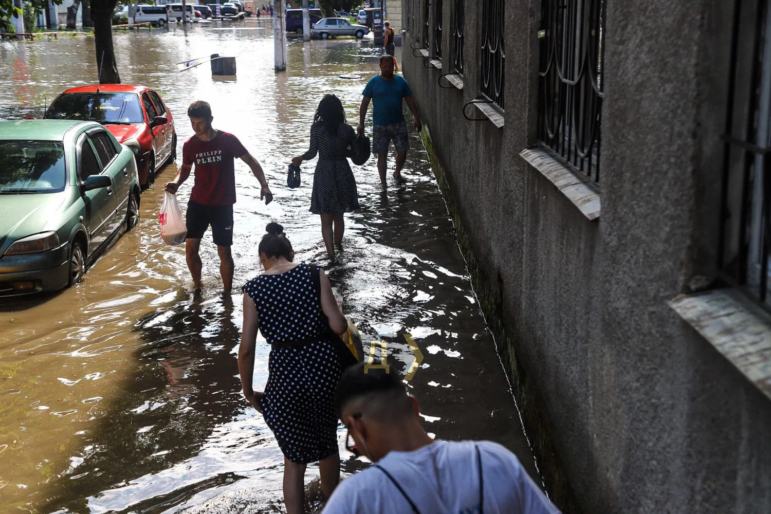 Люди рятуються Наслідки повені Новини Одеси Злива в Одесі 21.07.2021 Люди рятуються Наслідки повені Новини Одеси Злива в Одесі 21.07.2021