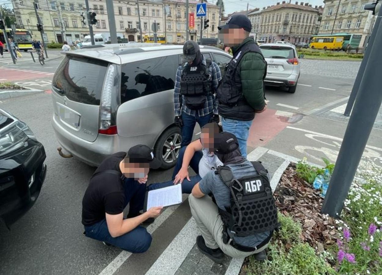 Львівського прокурора затримали на хабарі: допомагав поліцейському, що підробив протокол – фото