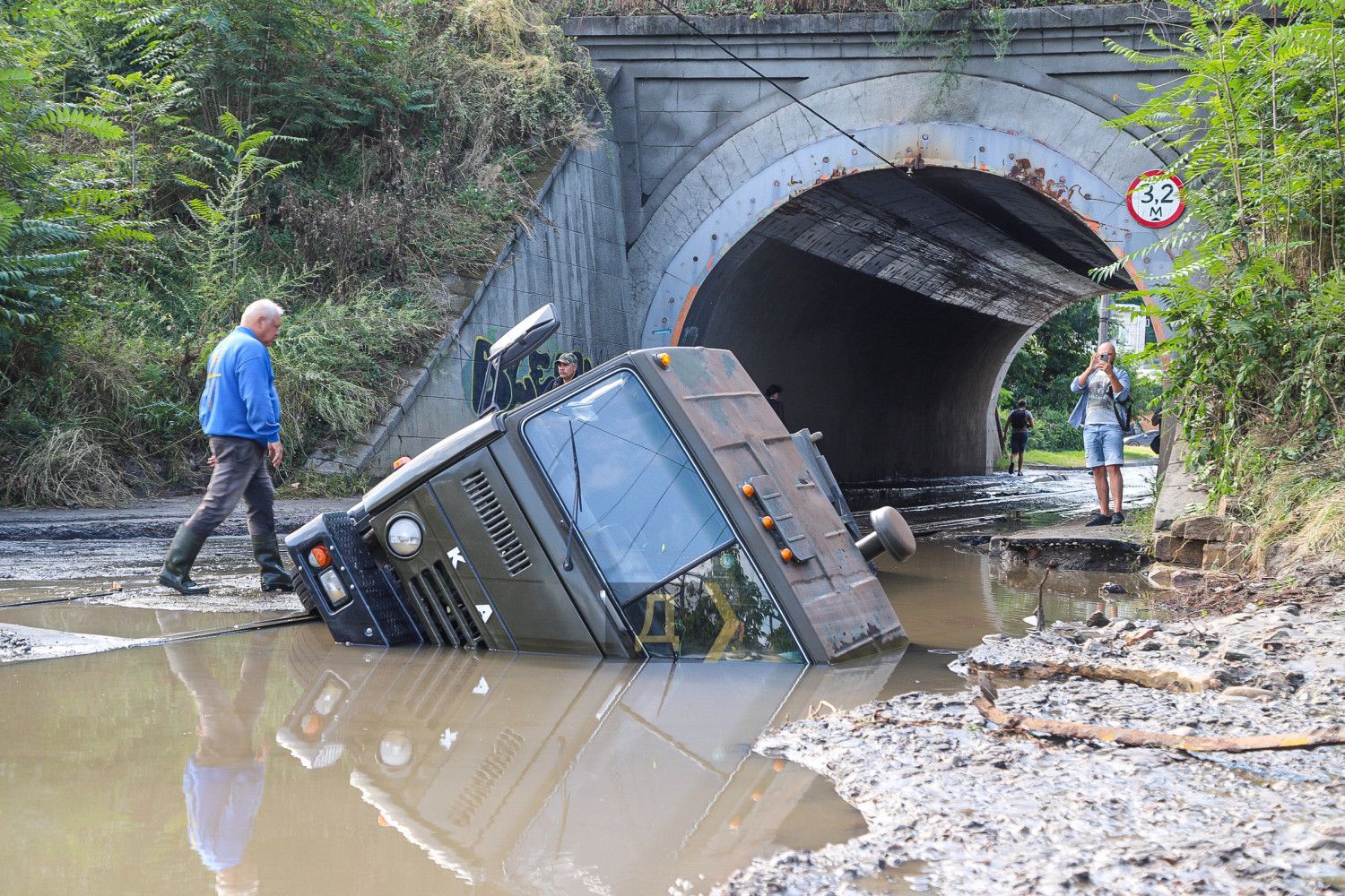 Упала стена, сорвало асфальт, затопило дома: последствия ужасного ливня в Одессе – фото и видео Упала стена, сорвало асфальт, затопило дома: последствия ужасного ливня в Одессе – фото и видео