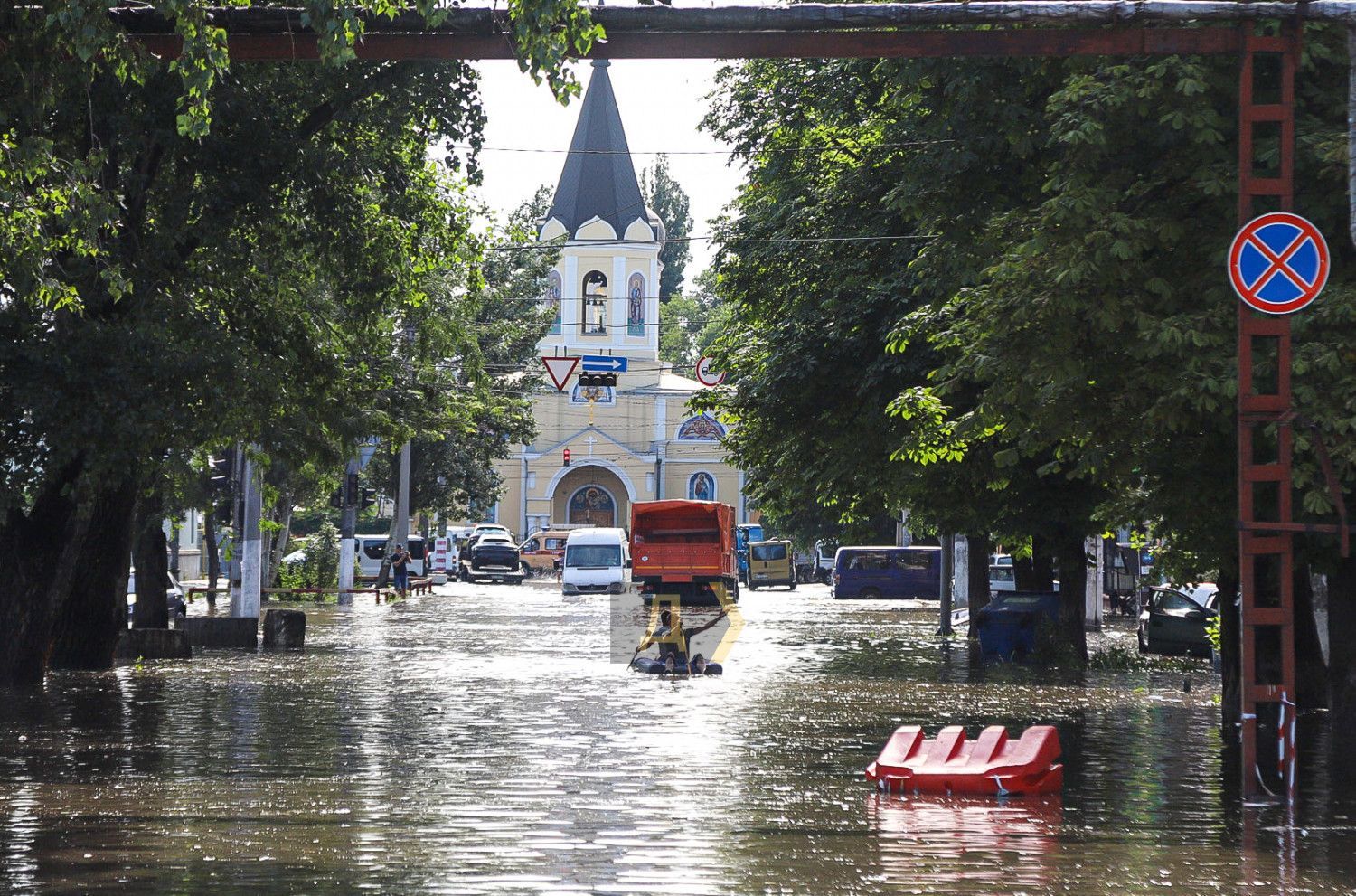 Неистовый ливень в Одессе: утонула маршрутка с людьми – видео