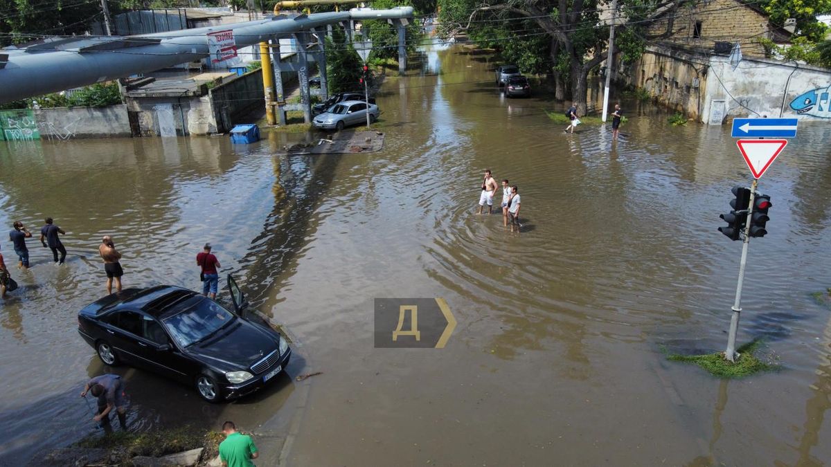 Потоп у Одесі: тіло людини віднесло потоком води в море – відео