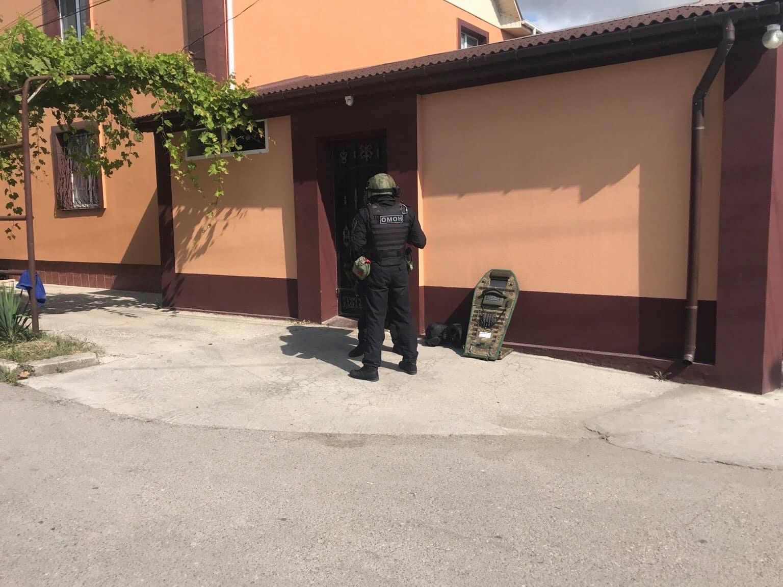 В оккупированном Крыму к крымским татарам ворвались с обыском В оккупированном Крыму к крымским татарам ворвались с обыском