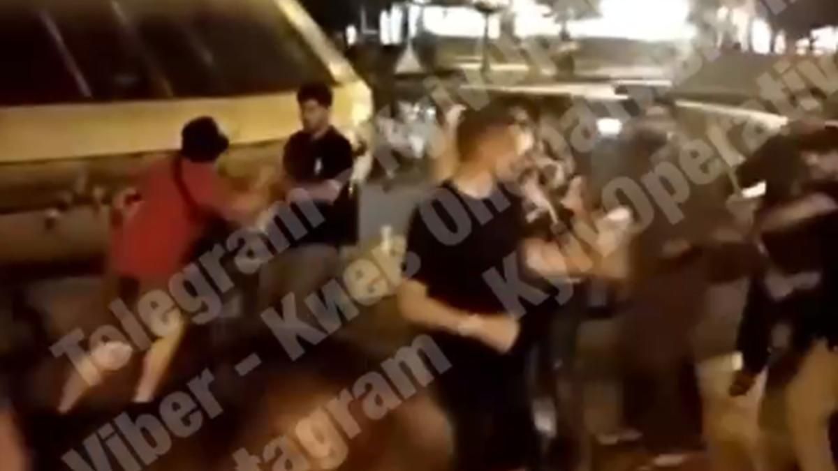 У Києві на Майдані Незалежності побилися кількадесят людей У Києві на Майдані Незалежності побилися кількадесят людей