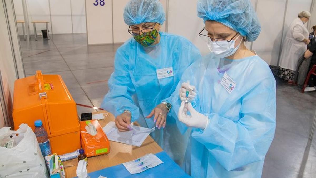 У МВЦ Києва в перший день щеплення Moderna у МВЦ утворилися черги У МВЦ Києва в перший день щеплення Moderna у МВЦ утворилися черги