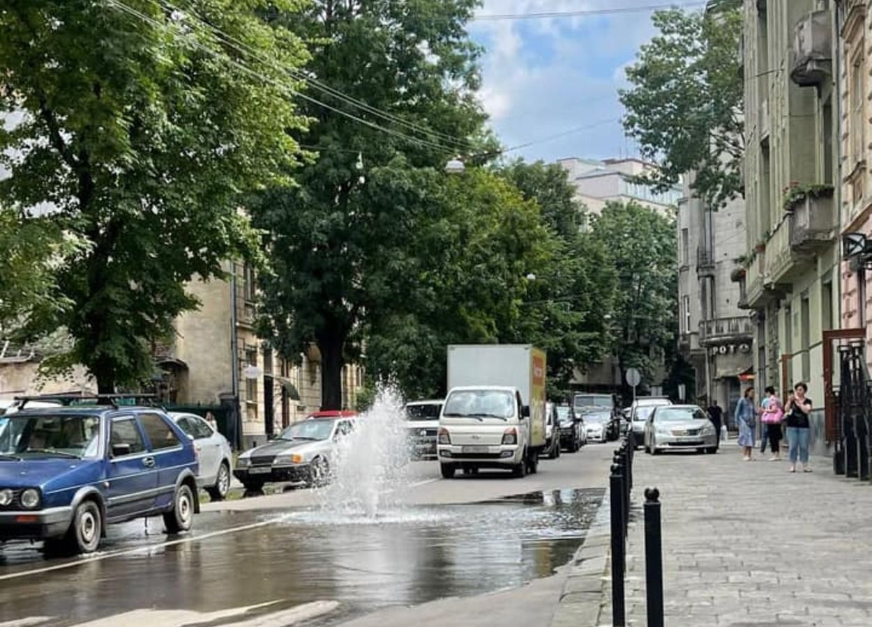 Почти в центре Львова посреди дороги начал бить фонтан: видео