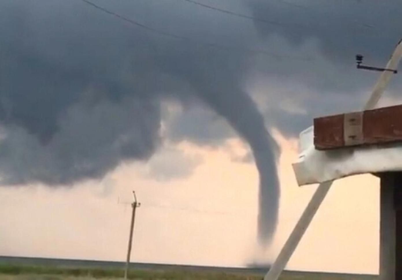 Поряд з Кирилівкою двічі пронеслися смерчі 22 липня 2021: відео Поряд з Кирилівкою двічі пронеслися смерчі 22 липня 2021: відео